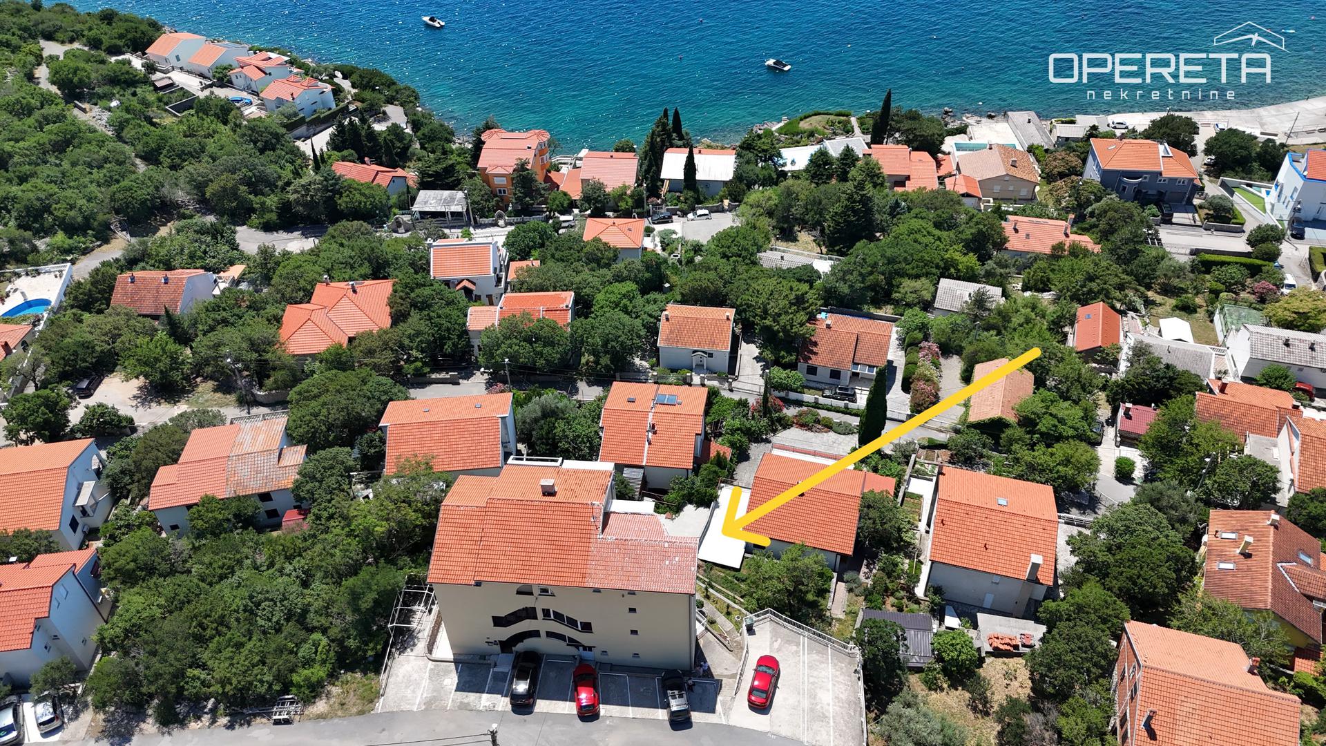 Naselje je odlično prometno povezano te predstavlja dobar izbor za sve koji žele izbjeći gužvu većih turističkih središta, a pritom biti dovoljno blizu svih potrebnih sadržaja i autoceste.