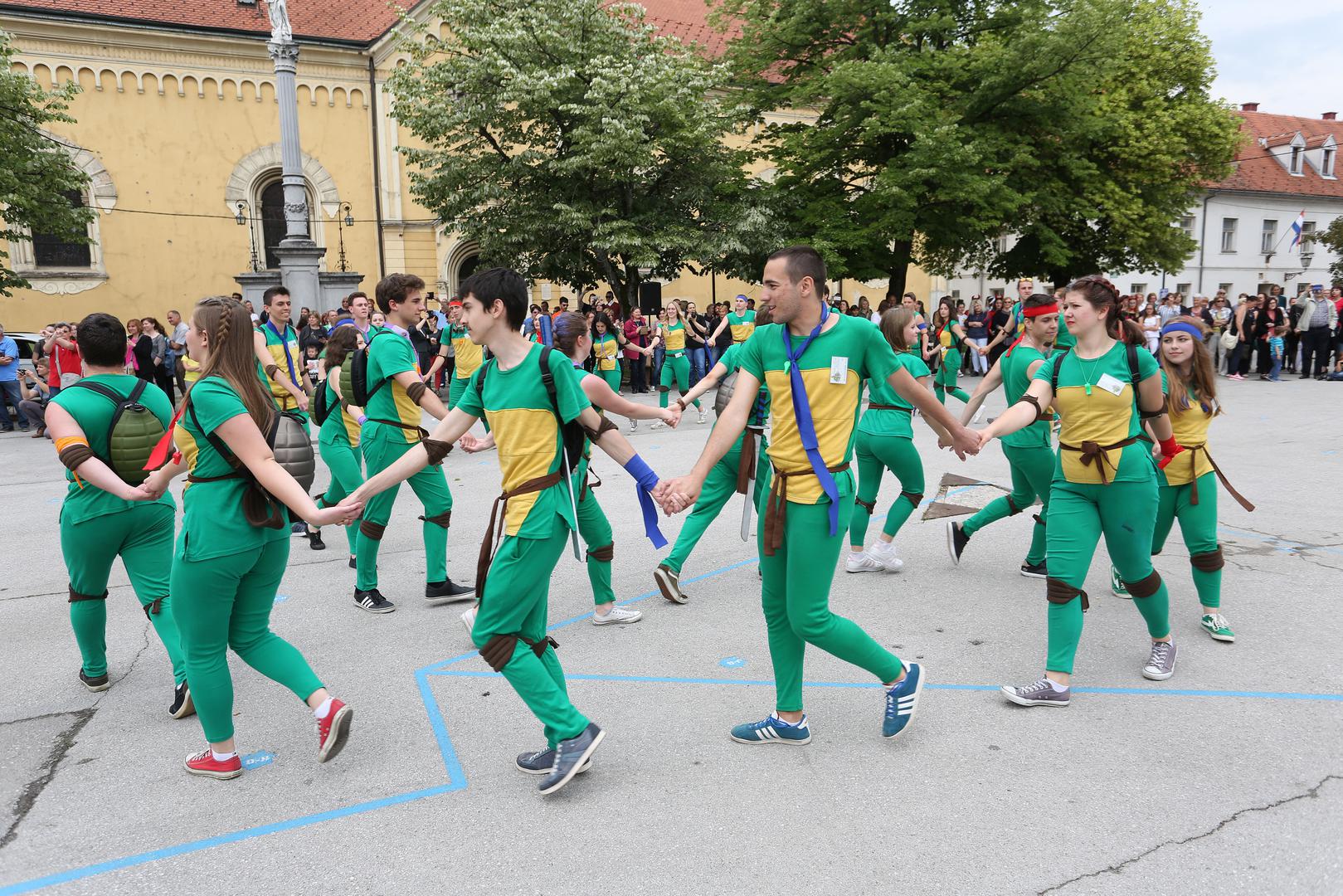 Maturanti Gimnazije Karlovac tradicionalno su povodom završetka srednjoškolskog obrazovanja u središtu grada otplesali Salonsko kolo.