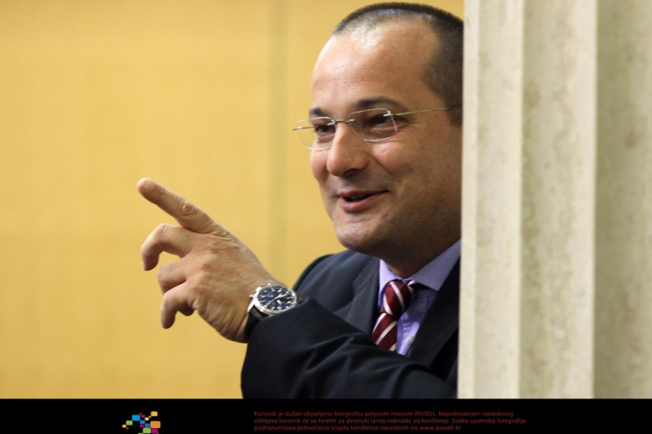 '19.09.2012., Zagreb - Saborska sjednica nastavljena je raspravom o Odluci Mandatno-imunitetnog povjerenstva za davanje odobrenja za pokretanje kaznenog postupka protiv zastupnika Petra Cobankovica. M