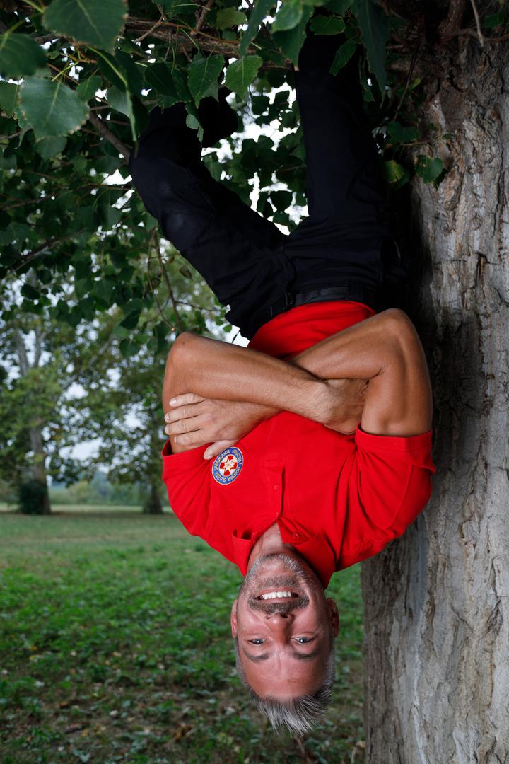 Jadran Kapović, pročelnik komisije za informiranje i analitiku HGSS-a pozira viseći naglavačke s drveta