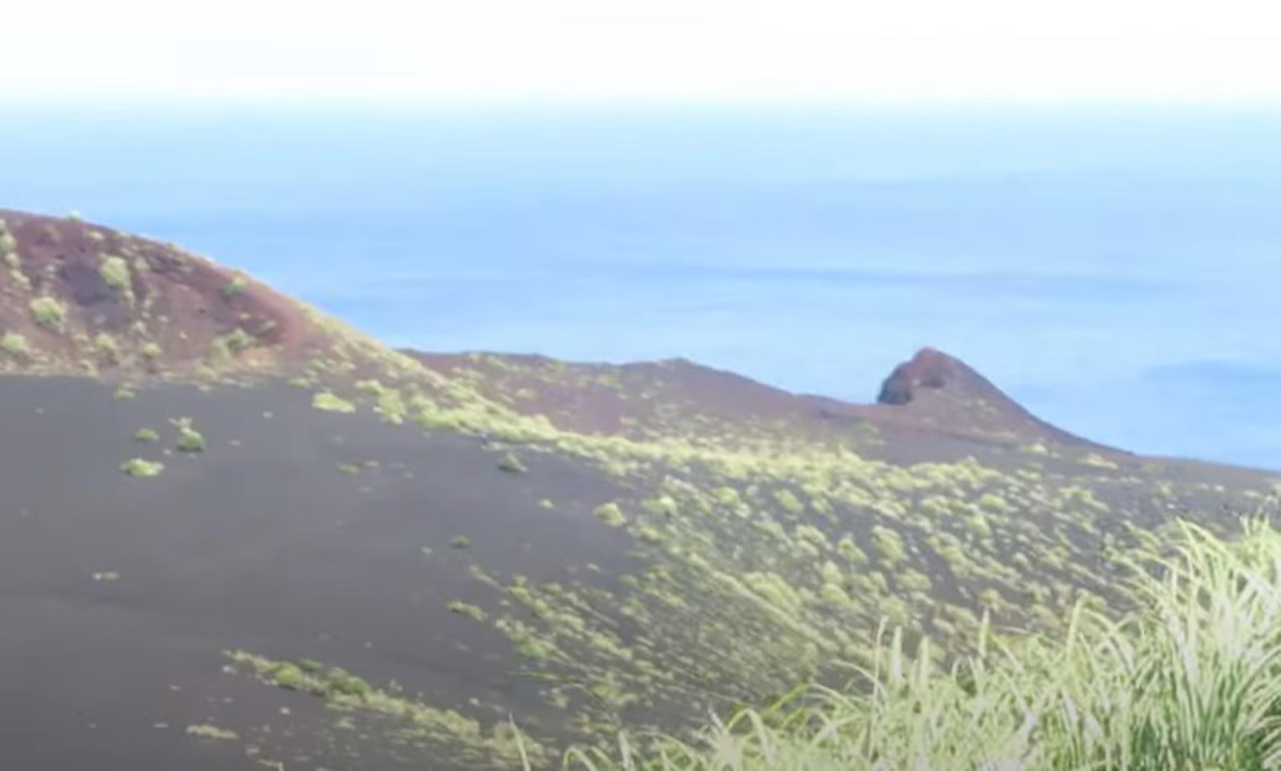 Miyake-jima, Japan - Na ovom otoku Izu arhipelaga dominira aktivni vulkan Oyama. Od erupcije 2005. godine, neprestano ispušta otrovne plinove, prisiljavajući stanovnike na nošenje plinskih maski. Sirene upozoravaju na nagle poraste razine sumpora.