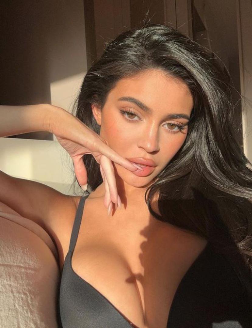 Uspjeh duguje tvrtki Kylie Cosmetics. No status joj je doveden u pitanje kada je isti magazin 2020. objavio da je preuveličavala prihode. 