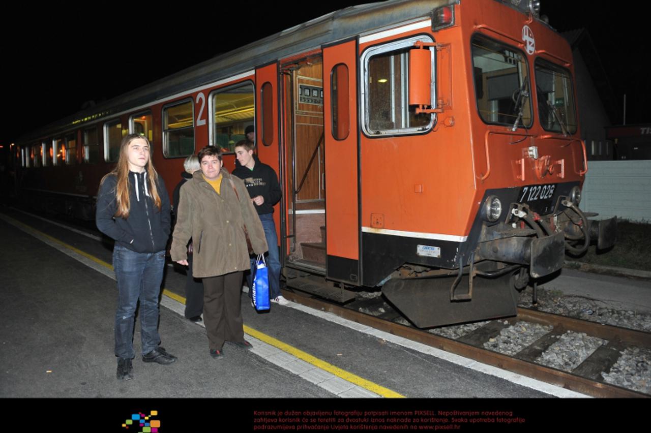 '08.12.2011., Zeljeznicki kolodvor, Varazdin - Dolores Vrabelj iz Golubovca ogorcena je zbog ukidanja putnicke linije HZ-a od Varazdina do Golubovca zbog neprofitabilnosti. Od zaustavljanja vlaka tije