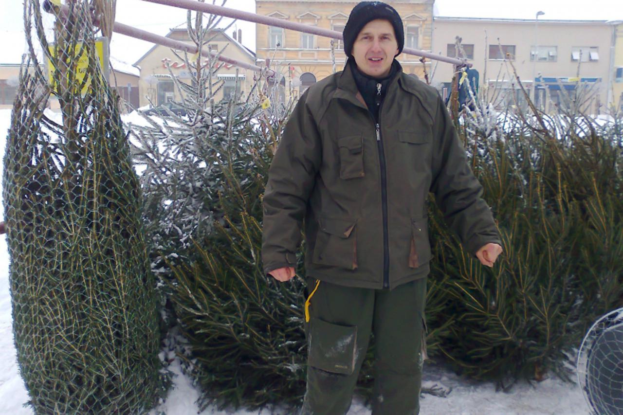 'Uzgajivac bozicnih drvaca u Krizevcima, Djuro Radja, na prodajnom mjestu u sredistu grada. 19-12-10, foto Sergej Novosel'