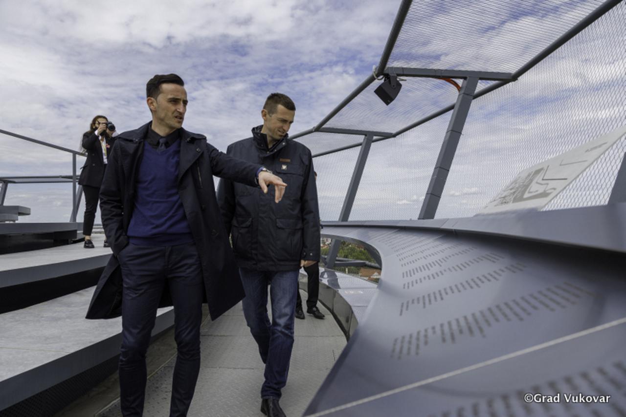 Na vrhu Vukovarskog vodotoranja postavljena lista donatora