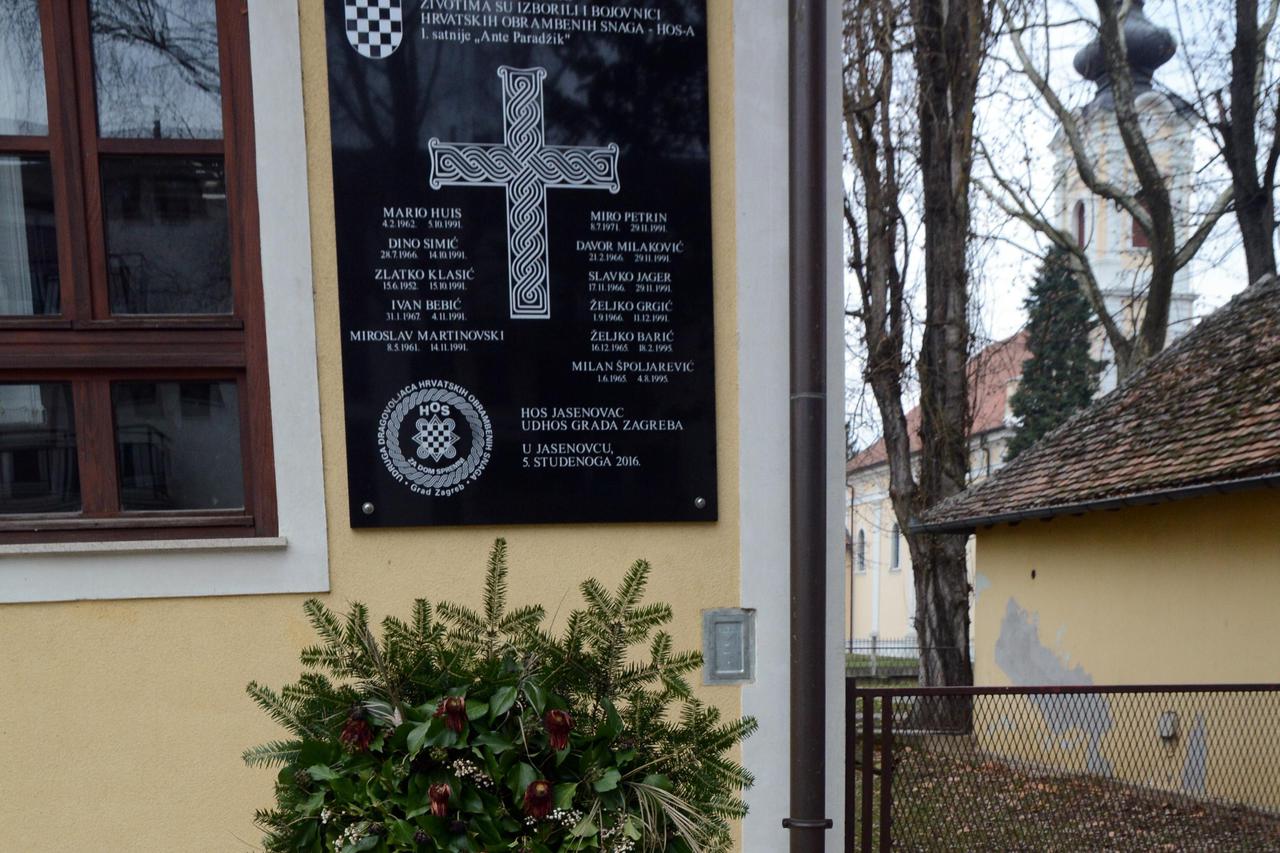 Jasenovac: Uoči službene komemoracije HOS-ovci razvili zastavu