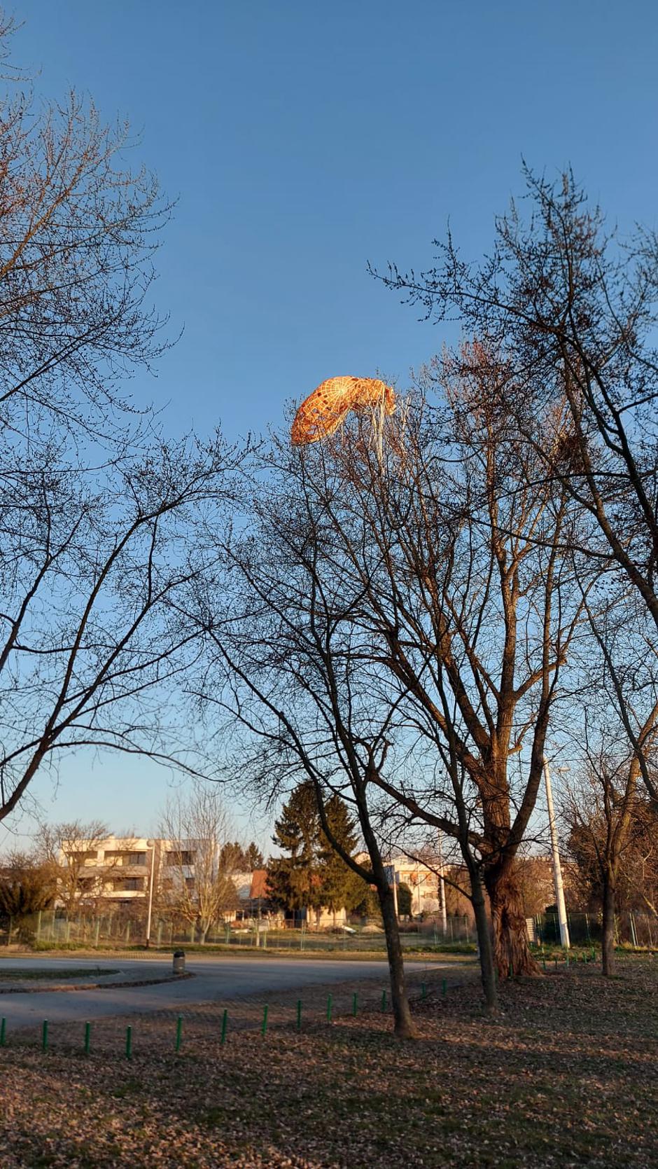 Nakon snažne eksplozije nepoznati predmet pao nedaleko SC Stjepan Radić. Padobran
