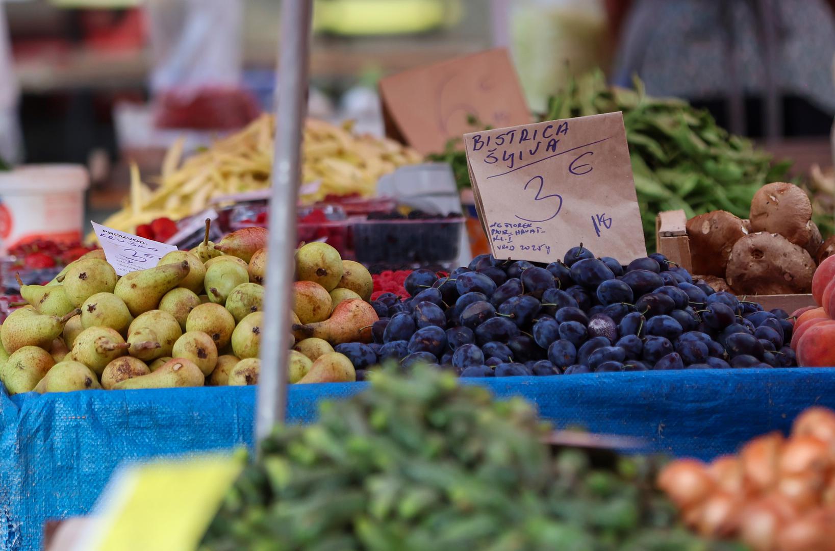Jutros su Pixsellovi fotoreporteri obišli zagrebački Dolac i provjerili što se nudi na tržnici.
