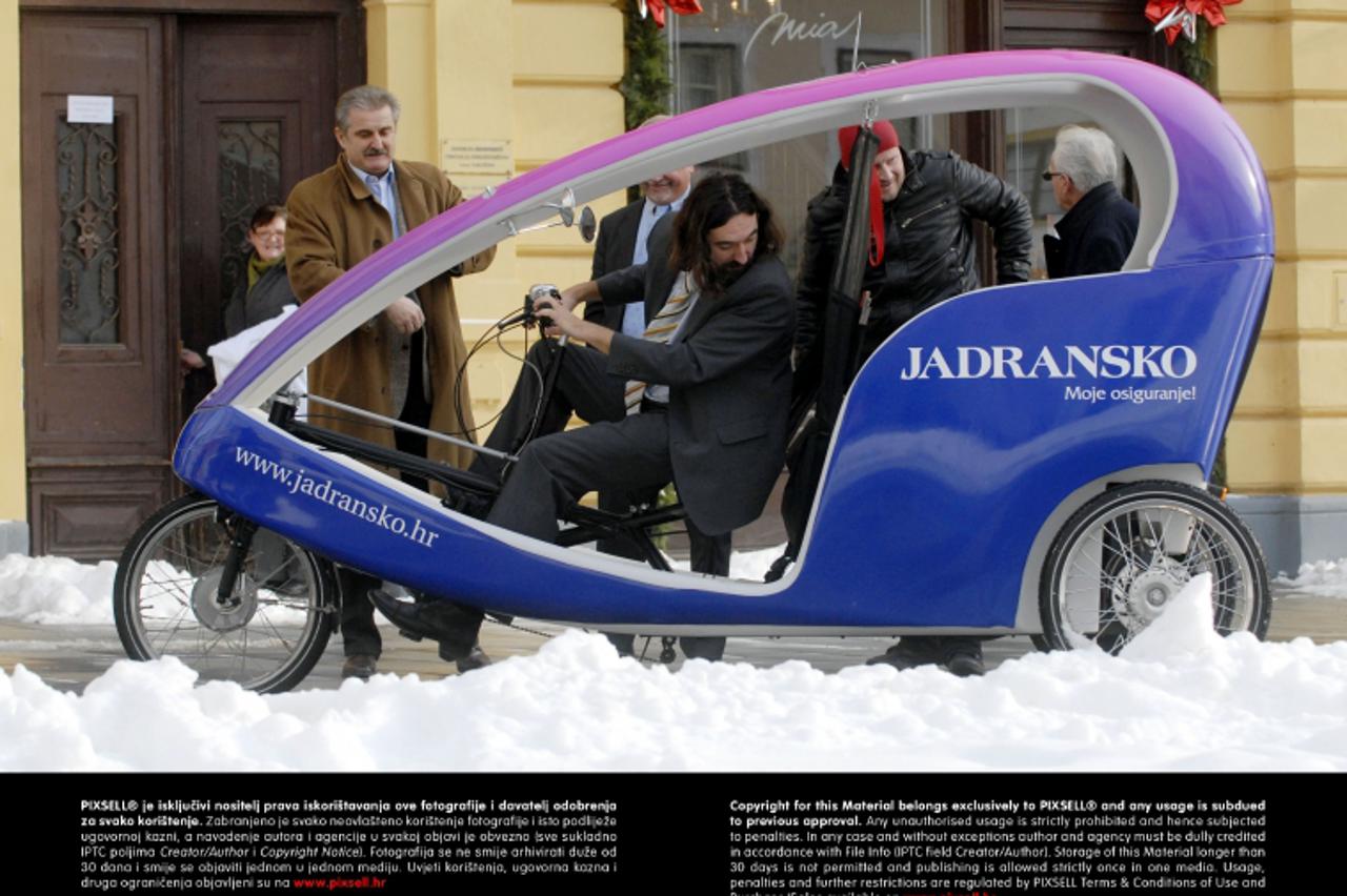 '21.12.2009., Varazdin - U varazdinu predstavljen taxicikl, od danas ce gradjani i turisti moci iznajmiti taxicikl i voziti se gradom,.Gradonacelnik Ivan Cehok provozao je glavnim trgom dogradonacelni