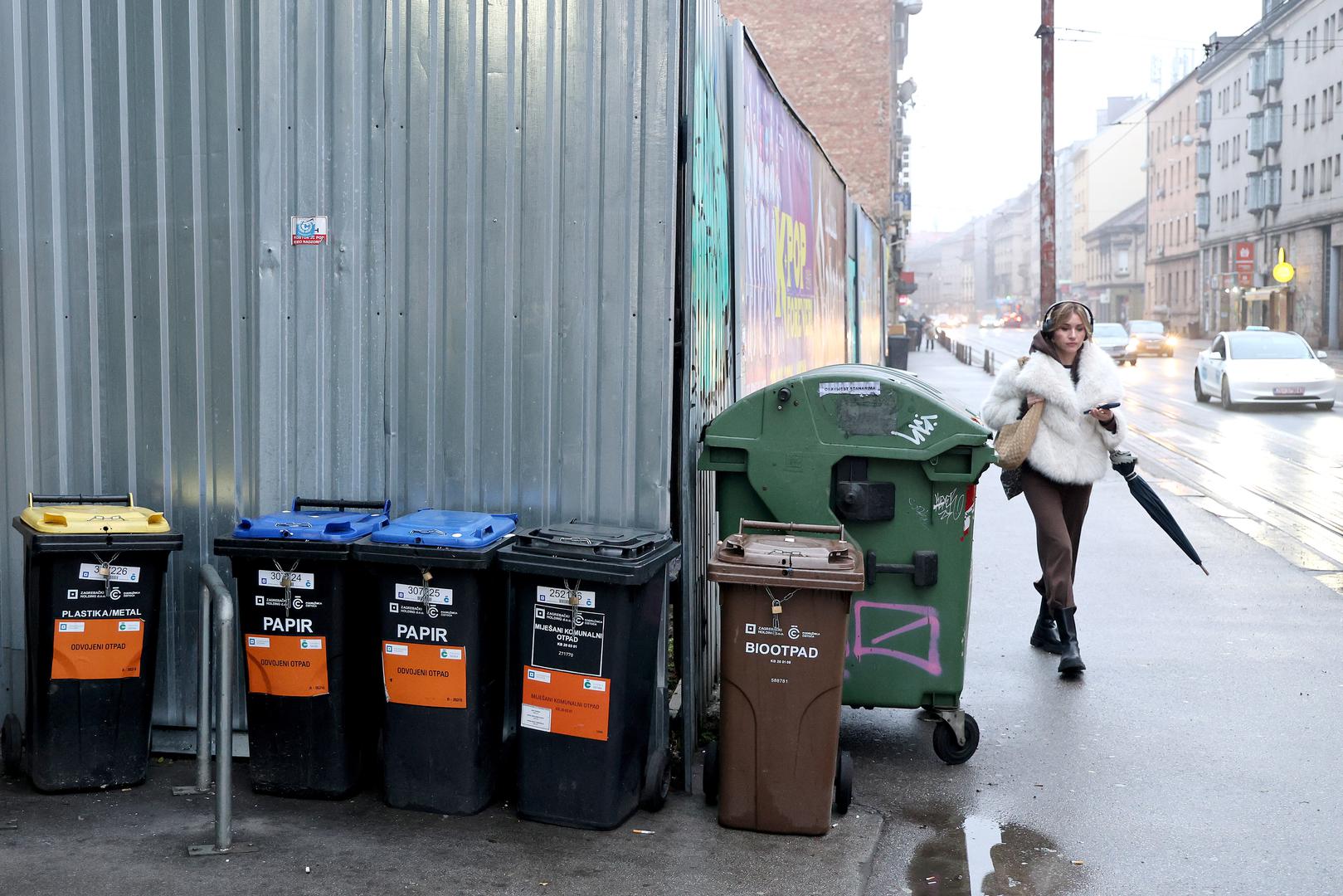Model sakupljanja otpada urodio je plodom, a centar nije više kantograd, rečeno je jutros na sjednici Gradske skupštine, a izgradnjom polupodzemnih i podzemnih spremnika grad izgleda čišće i ljepše.