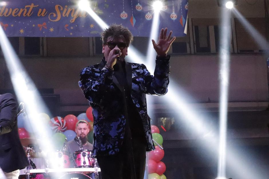 Sinj: Crvena jabuka zabavljala građane na dočeku Nove 2022. godine