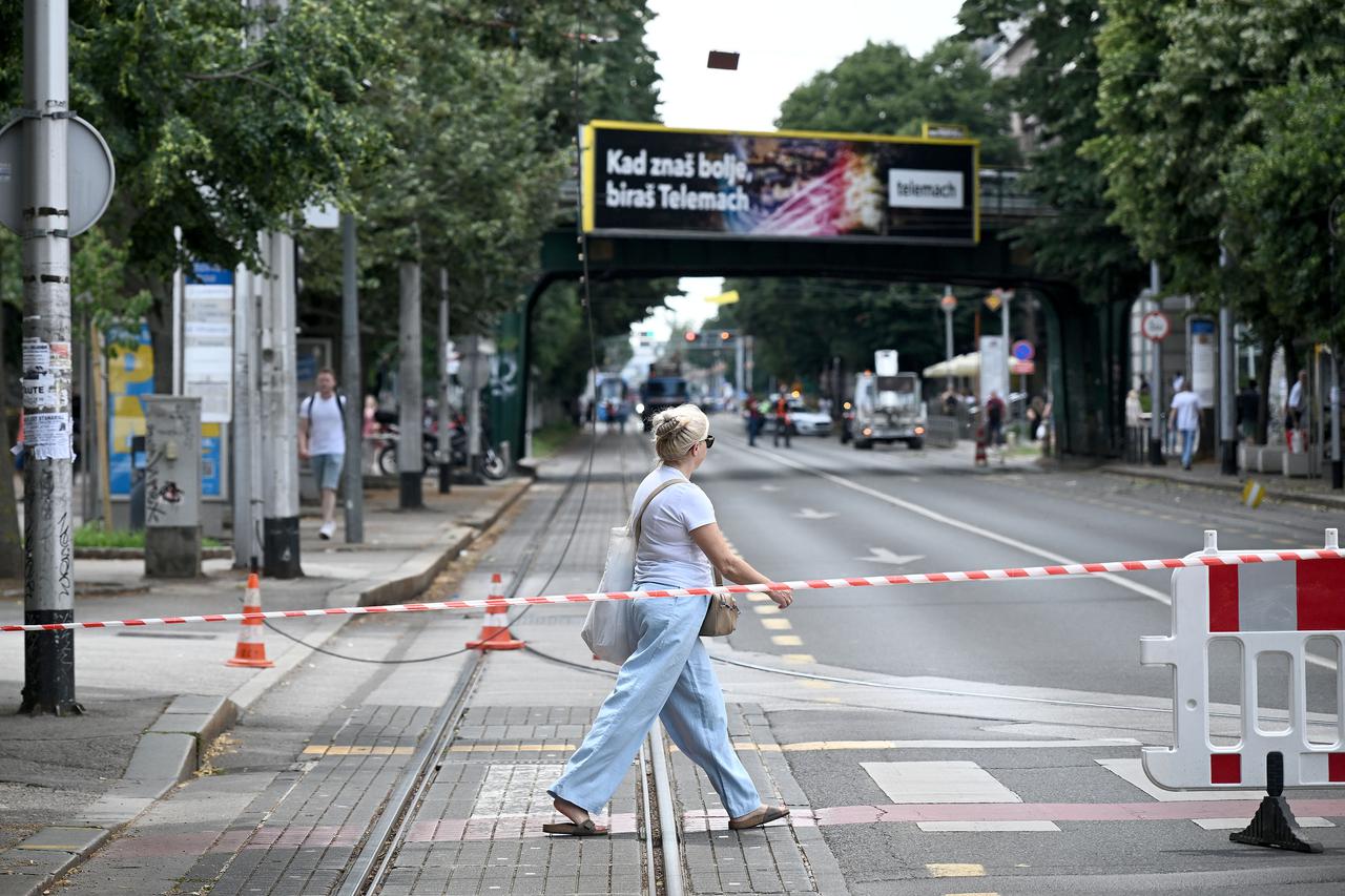 Zagreb: Kamion u Savskoj pokidao tramvajske žice, jedna pala i ozlijedila ženu