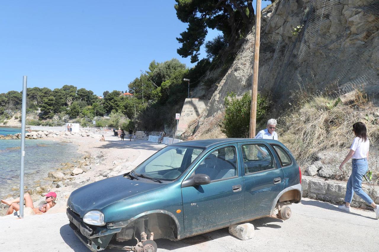 Split: Barikada na prilazu kafiću čiju su terasu danas trebali rušiti 