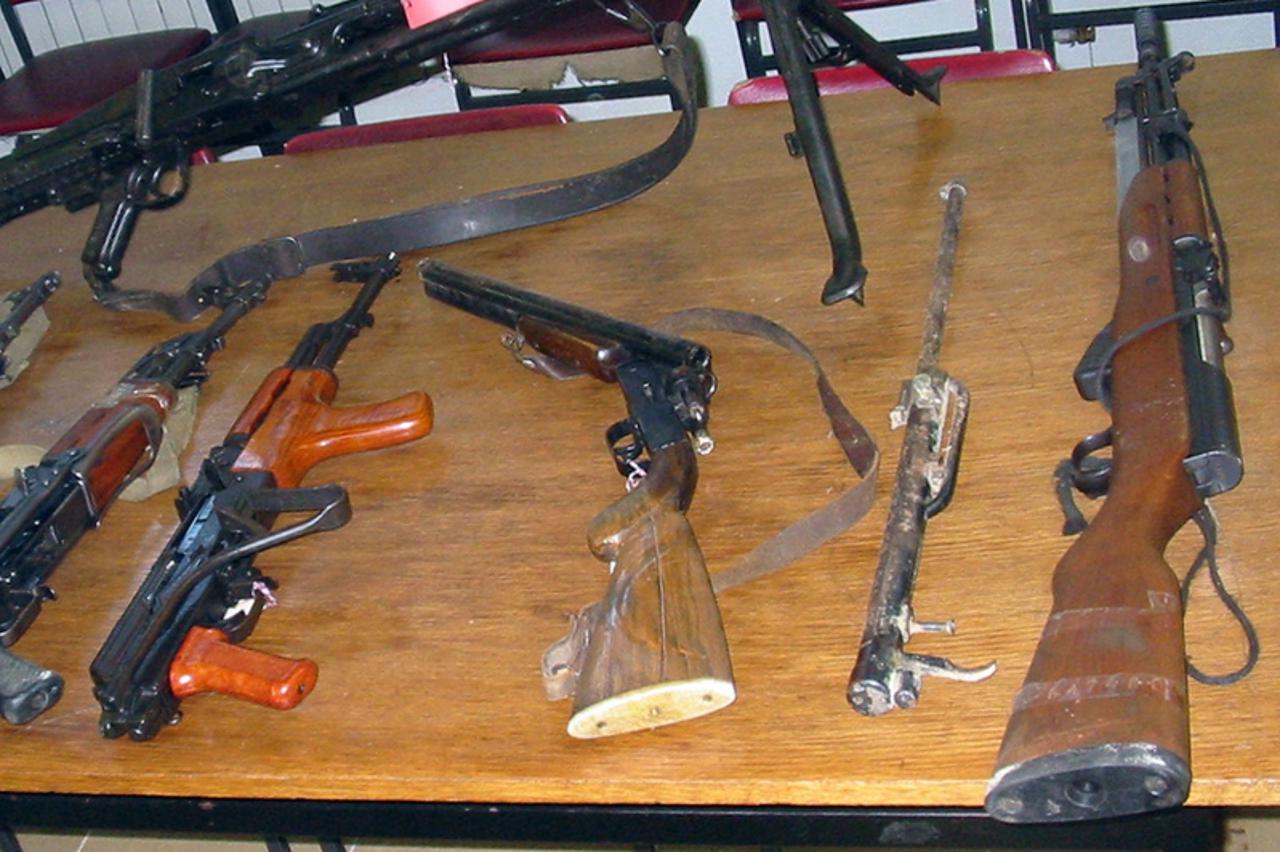 \'Podravina-bilogora, 23.7.2010. Sirac Policija upozorava da se oruzje moze predati bez sankcija Michael Palijan / VLM                         \'