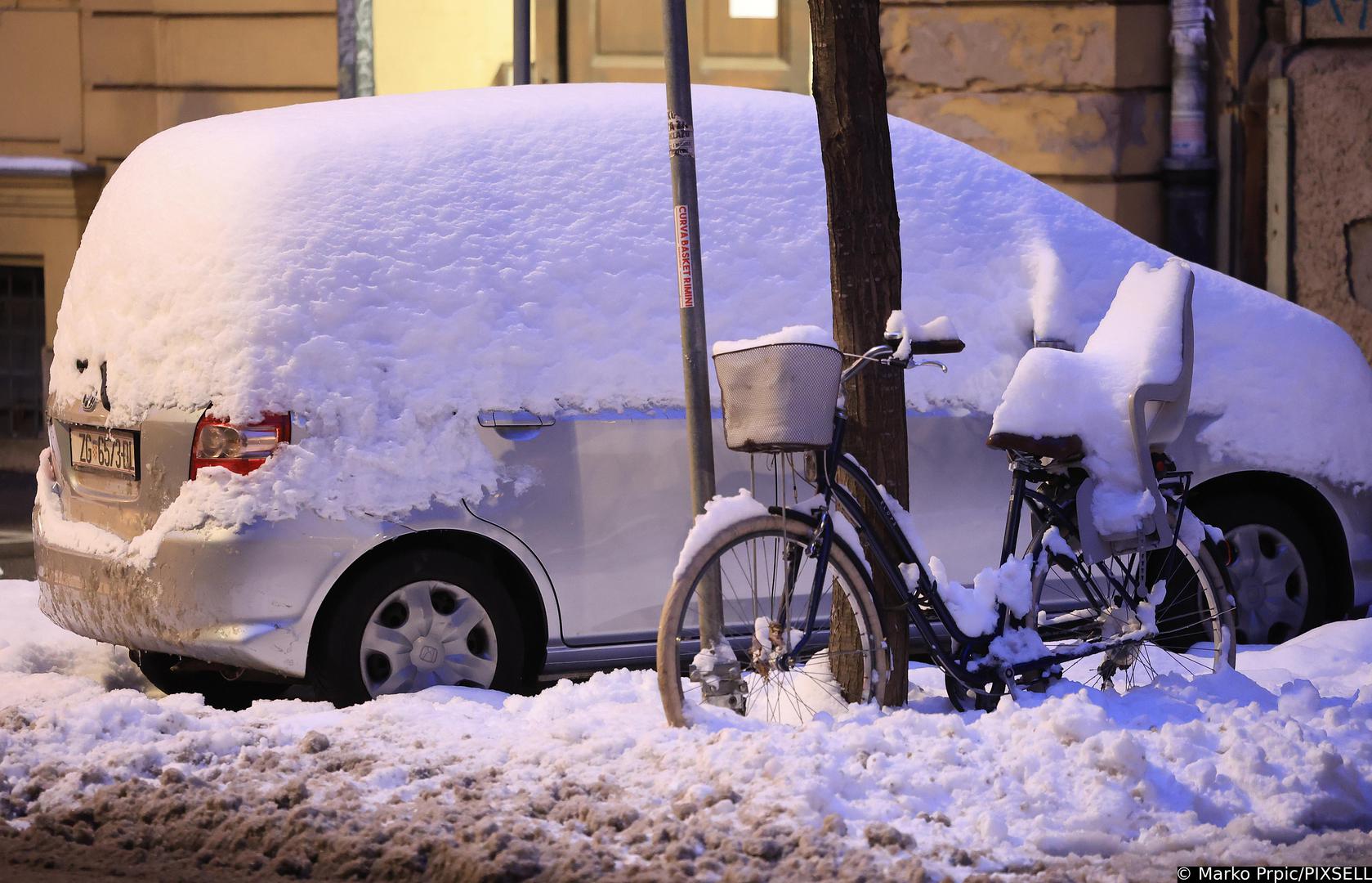 Ulice Zagreba su, isto tako, imale ozbiljan snježni pokrivač. 