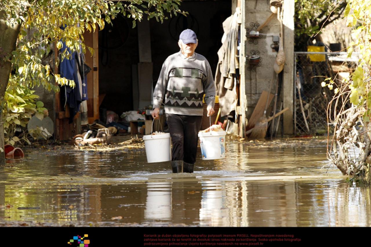 '07.11.2012., Puscine - Vodostaj rijeke Drave opada a mjestani se bore s ispumpavanjem vode iz svojih domova. Photo: Vjeran Zganec-Rogulja/PIXSELL'