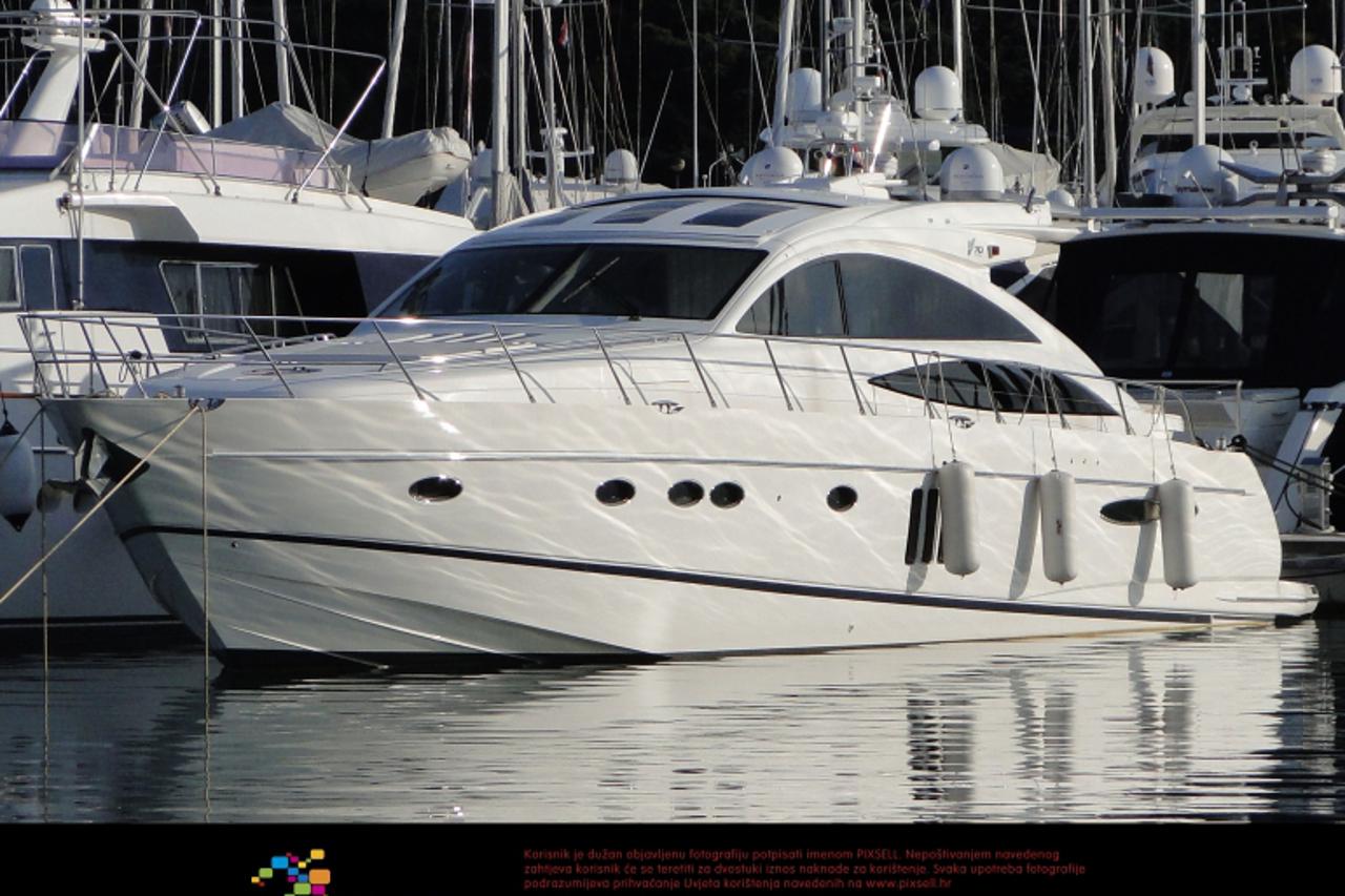 '22.10.2010., Novigrad - U novigradskoj marini nalazi se jahta Pahorove sefice kabineta Simone Dimic koja je dala ostavku zbog skandala oko gradnje kuce. Vrijednost jahte Princess V70 je oko milijun e