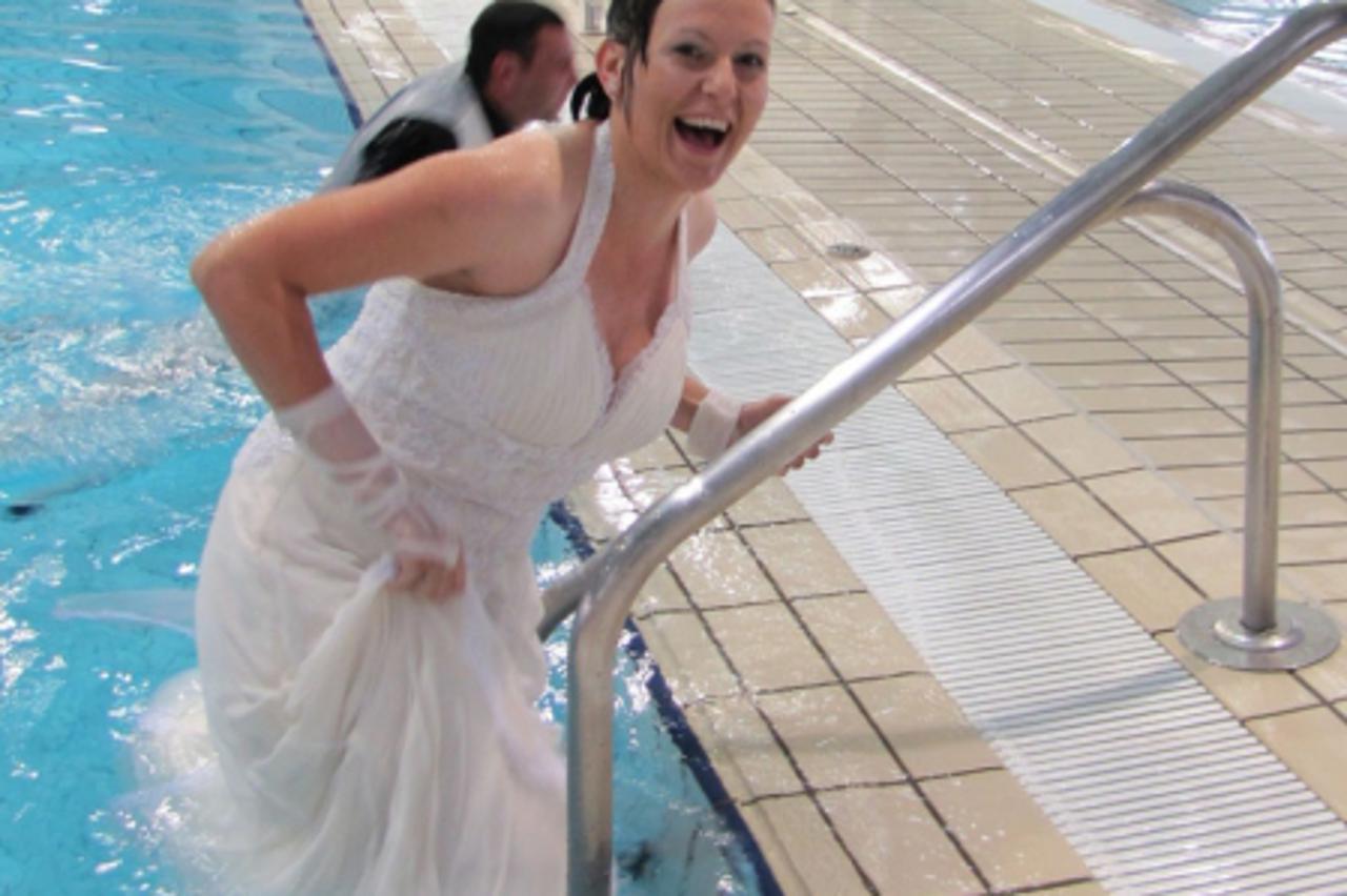 'VARAZDIN / MEDIMURJE Petra i Kristijan Bozic, novopeceni mladenci, skocili u Gradske bazene Varazdin i obavili fotosession PRESNIMIO Izak Vrtaric / VLM'