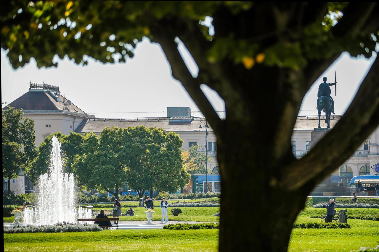 Zagreb: Na Tomislavcu okupanim suncem traži se klupa više