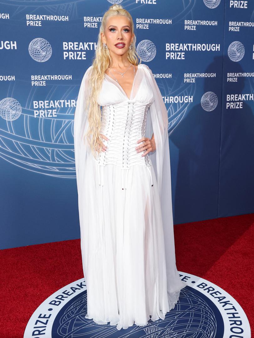 Osim ove pogreške, obožavatelji su izrazili nezadovoljstvo jer je koncert trajao svega 55 minuta, unatoč najavljena dva sata, a zamjerili su joj i kašnjenje te skromnu scensku produkciju koja je uključivala plastične cerade preko opreme. 