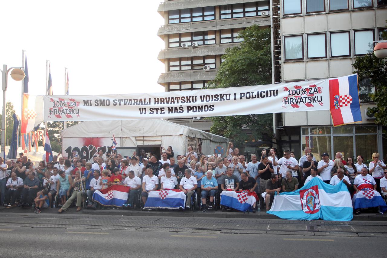 04.08.2015., Zagreb - Povodom obiljezavanja Dana domovinske zahvalnosti, Dana hrvatskih branitelja i 20. obljetnice vojno-redarstvene operacije Oluja odrzan je svecani mimohod kroz Ulicu grada Vukovara, od Avenije Marina Drzica do Savske ulice. Na mimohod