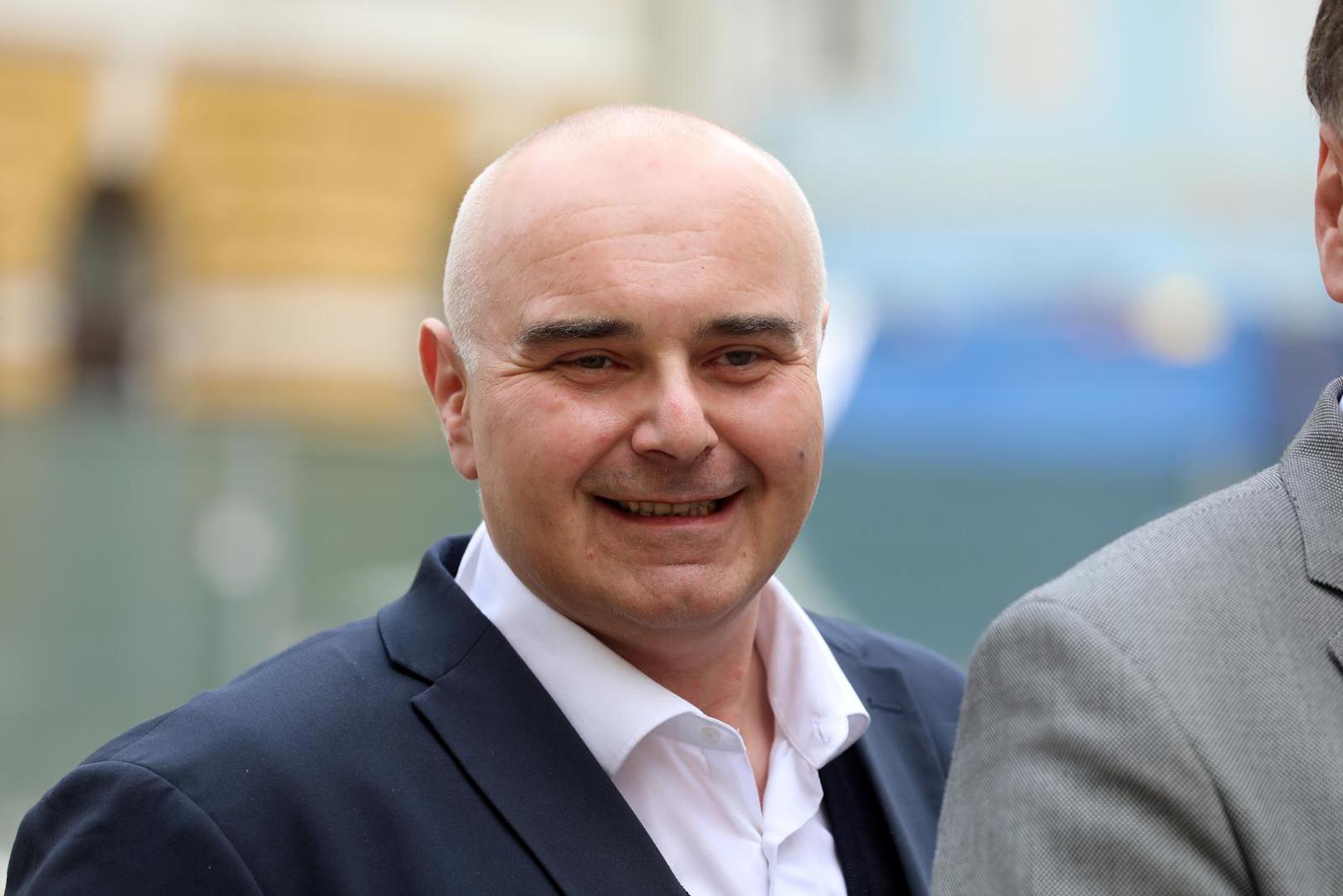 Po struci je kardiolog, sveučilišni je nastavnik i znanstvenik te redoviti profesor na Medicinskom fakultetu Sveučilišta u Rijeci. 