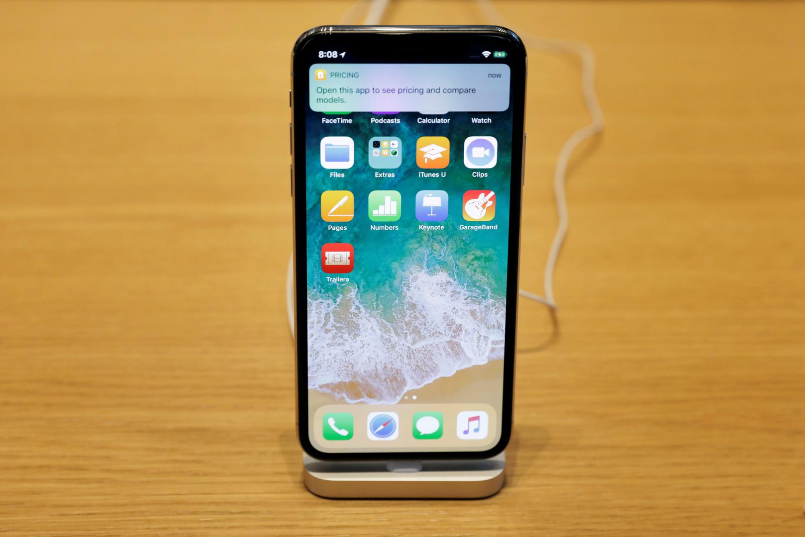 Dizajn - Kombinacija skupih i lomljivih materijala zadaje glavobolju vlasnicima iPhonea. Zbog toga moraju odlučiti hoće li staviti zaštitnu masku i tako 'upropastiti' dizajn koji su skupo platili ili će riskirati moguća oštećenja. To bi moglo postati stvar prošlosti zbog izdržljivih supermaterijala koji bi se mogli koristiti u iPhoneima 2020. godine.

Navode kako Apple ima patent fleksibilnog OLED zaslona koji se da izvući po potrebi iz kućišta na kojem bi se nalazile kamere, zvučnici i mikrofon.

Apple je predao i patent za zaobljeno staklo s virtualni tipkama na stranama mobitela. Tu je i patent koji sugerira kako bi uskoro mogli doći fleksibilni uređaji. To bi ujedno i značilo da će uređaj biti otporniji na udarce.