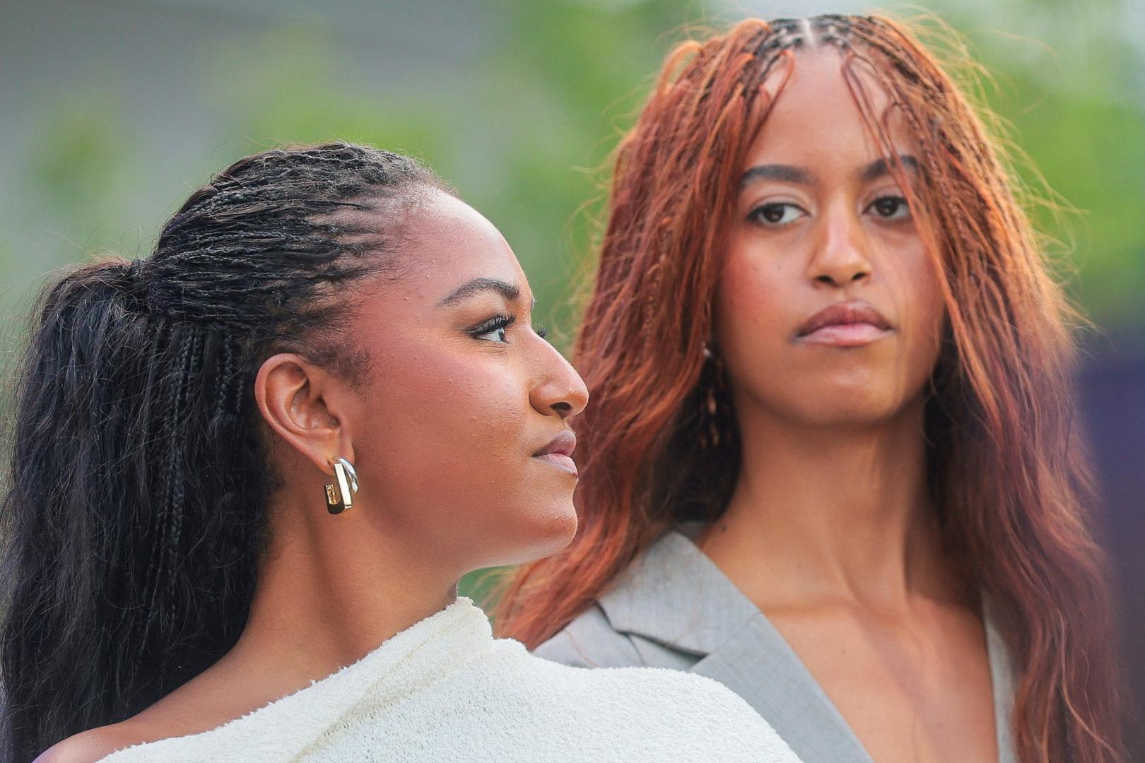 Malija Obama, diplomantica Sveučilišta Harvard, odlučila se za karijeru u filmskoj i televizijskoj industriji. Radila je kao scenaristica na seriji Swarm Donalda Glovera, a svoj kratki film predstavila je na Filmskom festivalu Sundance 2024. godine. Njezina mlađa sestra Sasha 2023. godine završila je studij sociologije na Sveučilištu Južne Kalifornije.
