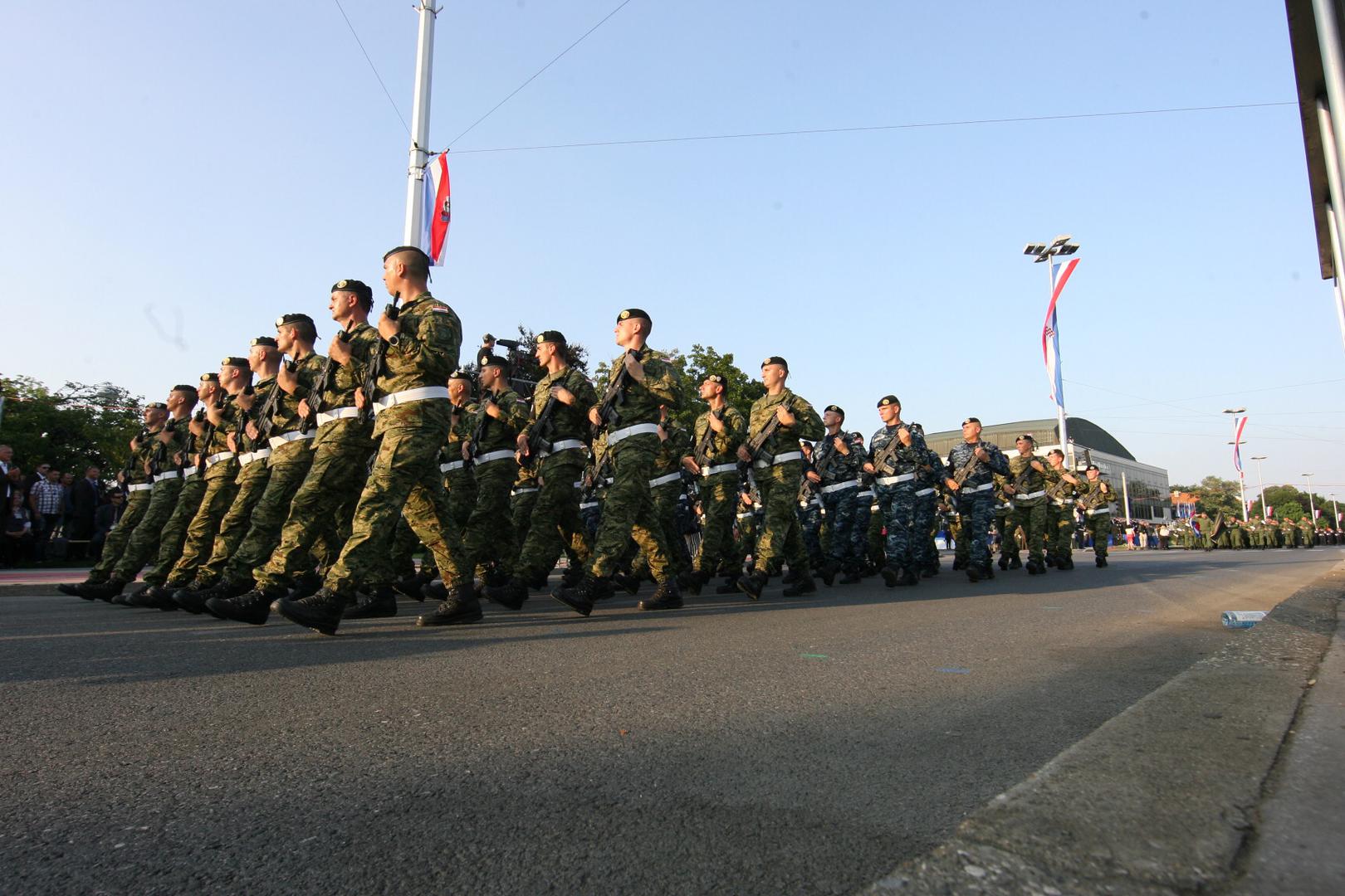 Brojnim građanima koji su ih došli pozdraviti predstavili su se "Tigrovi", "Gromovi", "Kune", "Pauci", "Sokolovi", "Pume" i "Vukovi"... Nad gradom su grmjeli MiG-ovi. U pamćenju je ostala Mia Negovetić, koja je uz pratnju klape Hrvatske ratne mornarice i orkestra OSRH, otpjevala hrvatsku himnu. Za vrijeme izvođenja himne u zrak je dignuta izvorna hrvatska zastava s kninske tvrđave iz 1995. godine