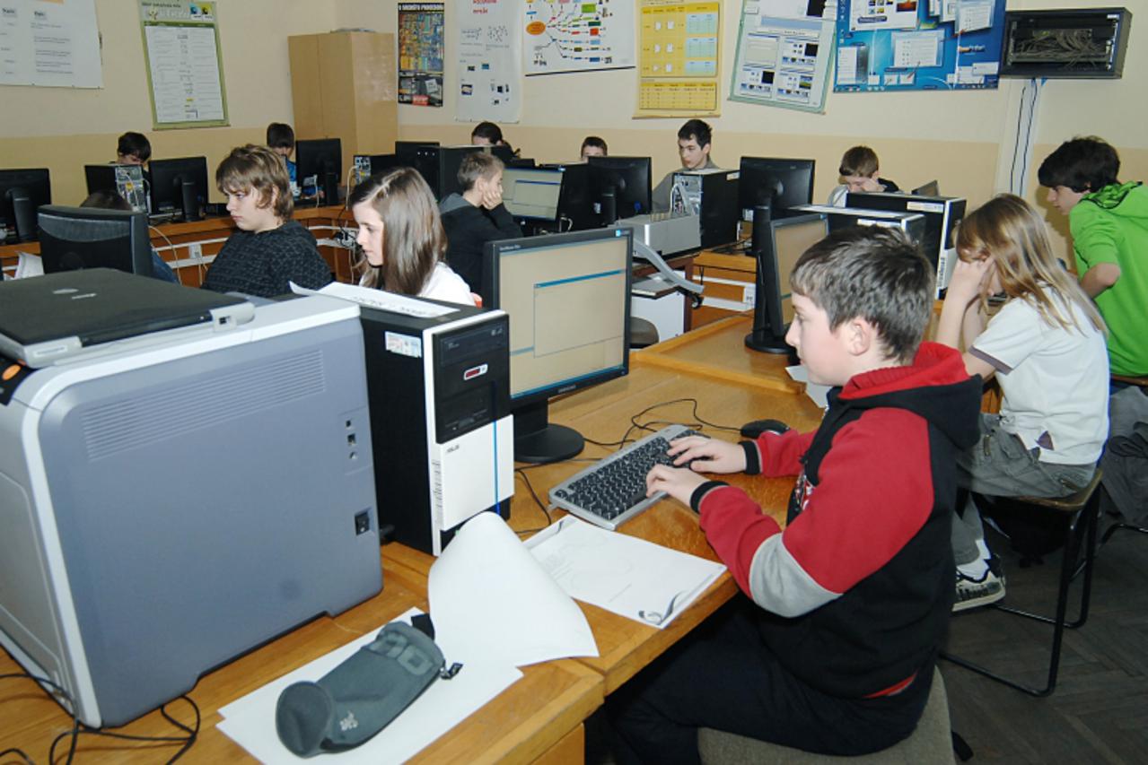 '14.03.2011., Sisak - U OS Braca Bobetko odrzano je zupanijsko natjecanje ucenika osnovnih i srednjih skola u informatici. Photo:Nikola Cutuk/PIXSELL'