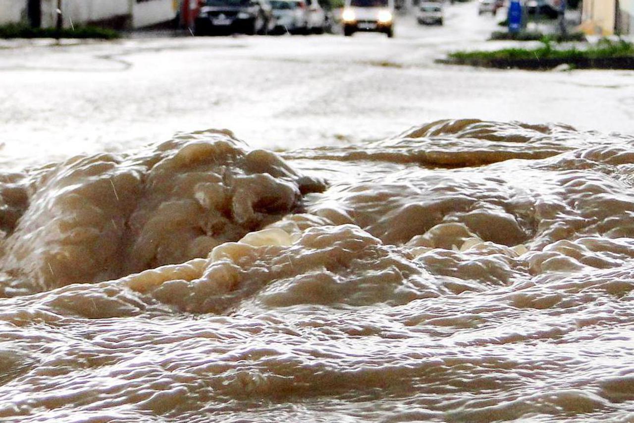 Slatina: Kiša i tu?a poplavila ulice i obiteljske ku?e