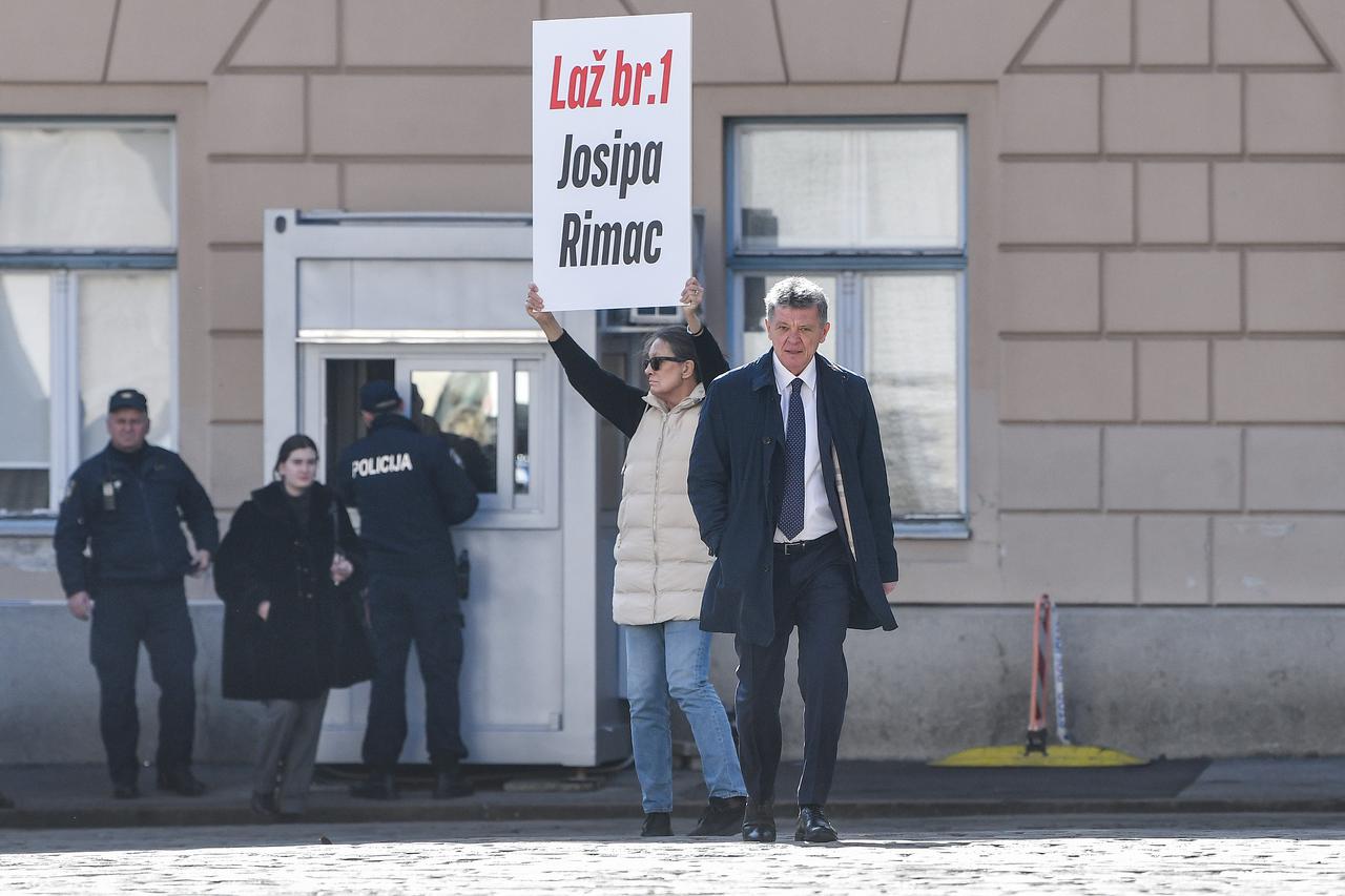 Turudić stigao u Banske dvore, prošao pored zastupnika Možemo, oni  poručuju: 'Ostajemo ovdje iduća 22 sata' - Večernji.hr