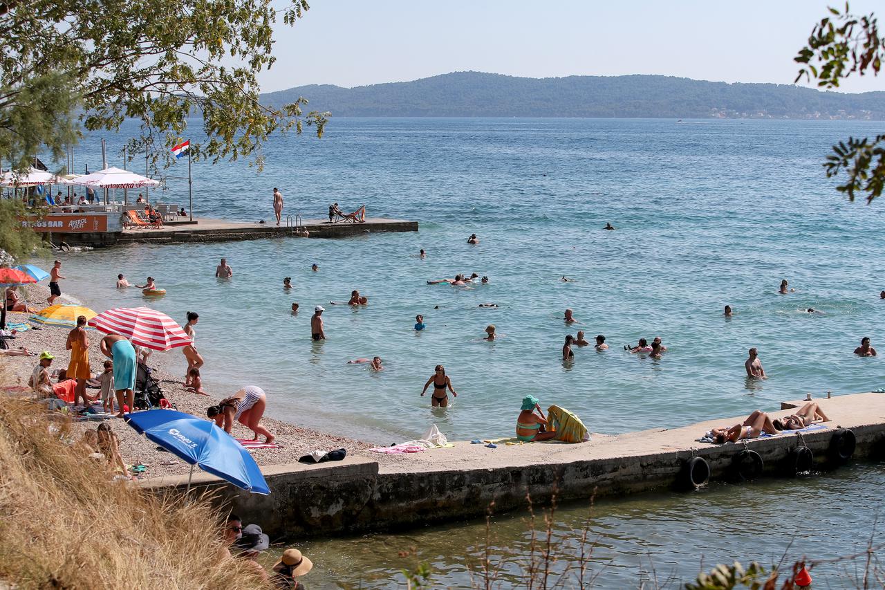 Zadar: Plaža Kolovare puna ljudi uslijed visokih temperatura