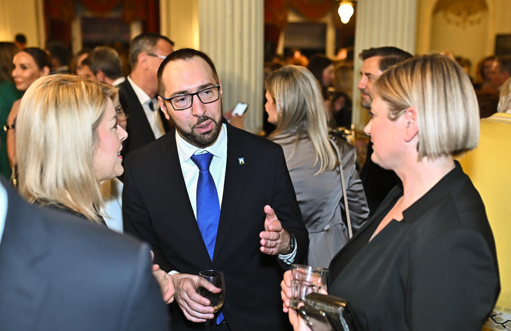 Zagrebački gradonačelnik Tomislav Tomašević uživao je dodjeli najprestižnije domaće nagrade Večernjakova ruža. 