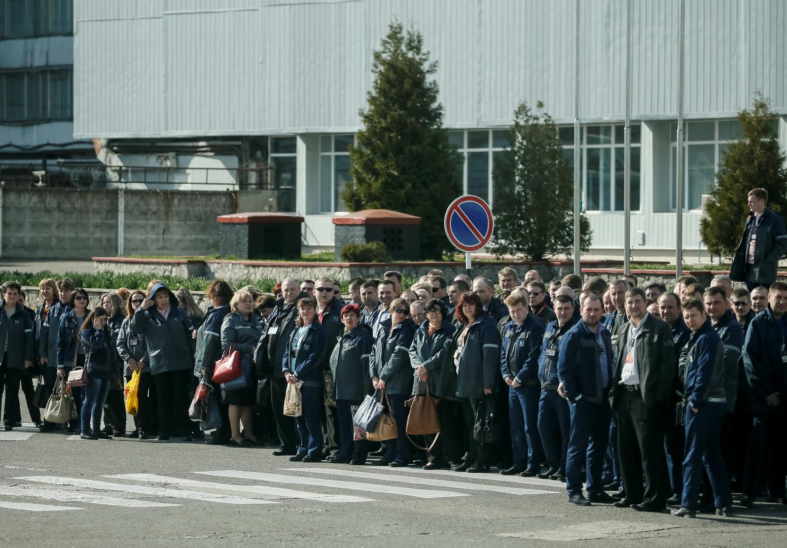 Zaposlenici nuklearke čekaju autobus nakon posla u černobilskoj elektrani