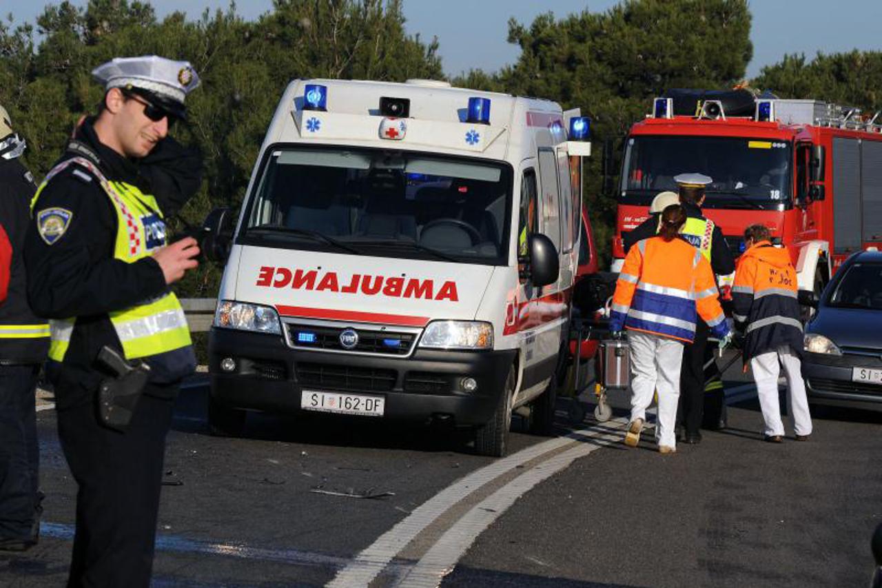 motociklist sletio s ceste (1)