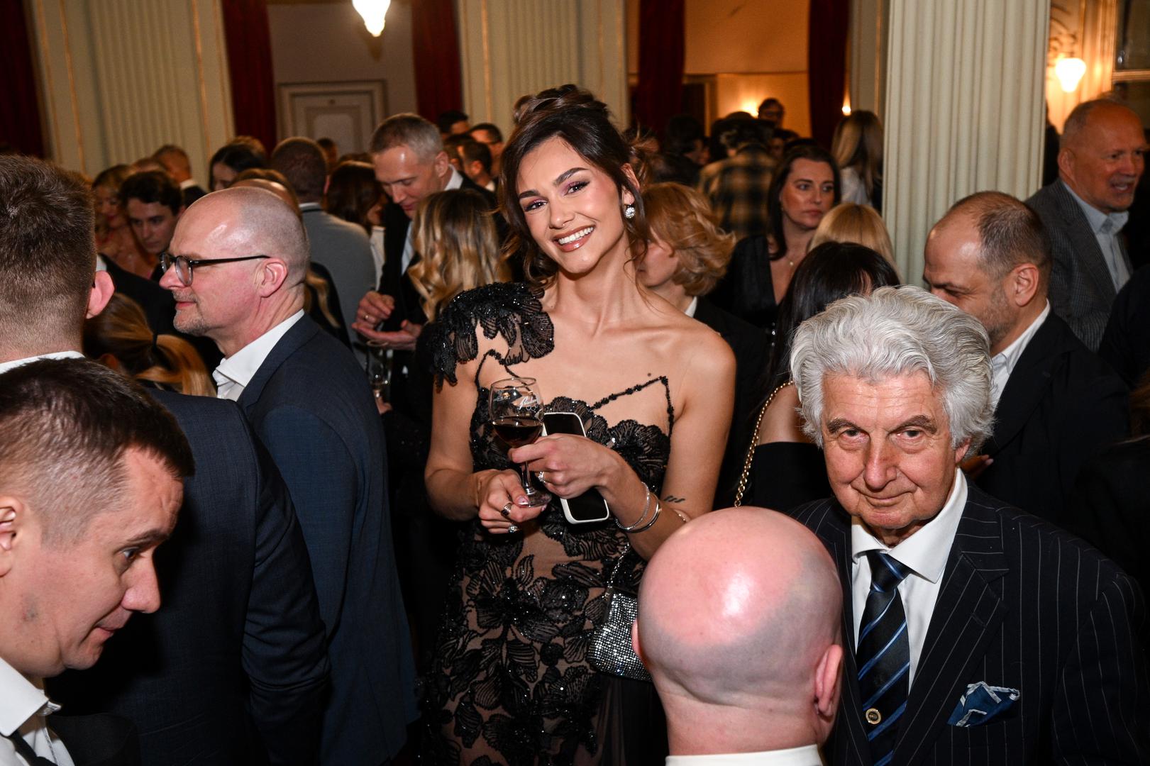 Ova prestižna nagrada, koja već desetljećima zauzima posebno mjesto na domaćoj medijskoj sceni, dodijeljena je u osam kategorija: "Digitalna ruža", "Glazbenik godine", "Glumačko ostvarenje godine", "Novo lice godine", "Radijska emisija godine", "Radijska osoba godine", "Televizijska emisija godine" i "Televizijska osoba godine".