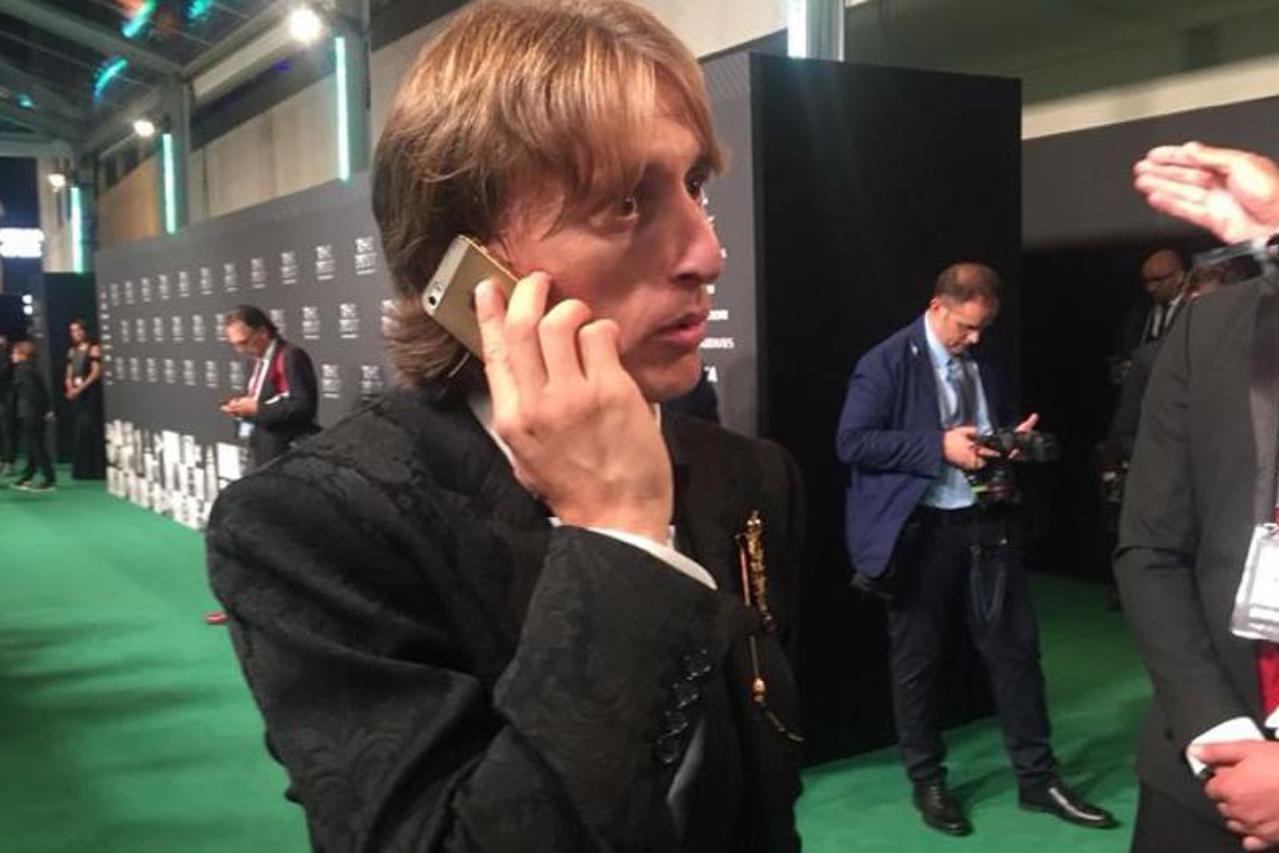Luka Modrić s mobitelom