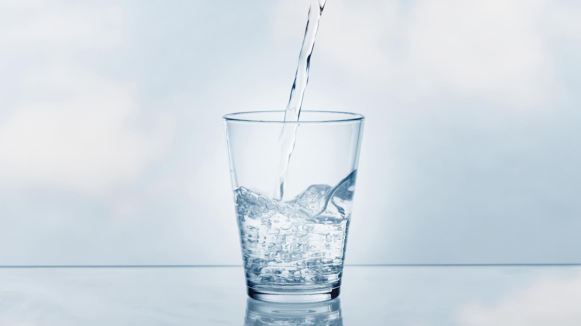 7. Voda: Pitka voda neophodna je za optimalno funkcioniranje tijela. Iako voda ne daje energiju u obliku kalorija, ona pomaže olakšati energetske procese u tijelu, što je samo po sebi energetski poticaj. Akademija za prehranu i dijetetiku preporučuje odraslim muškarcima da konzumiraju 15,5 šalica (3,7 litre) vode dnevno, a odraslim ženama 11,5 šalica (2,7 litre). Razmislite o pijuckanju vode tijekom dana ili o zamjeni gaziranih sokova, kave i drugih pića za čašu vode.