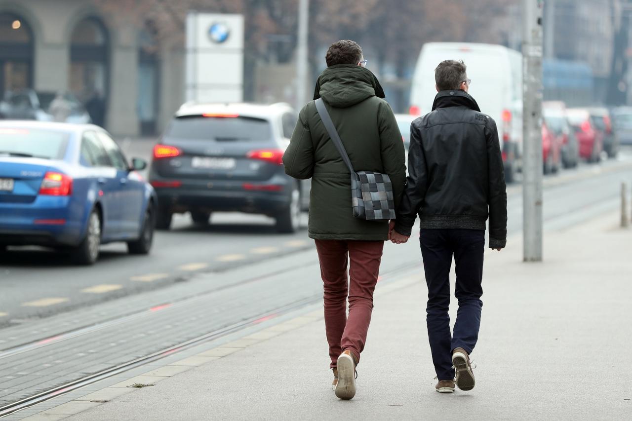 Zagreb: Dva muškarca, držeći se za ruke, prošetala centrom grada