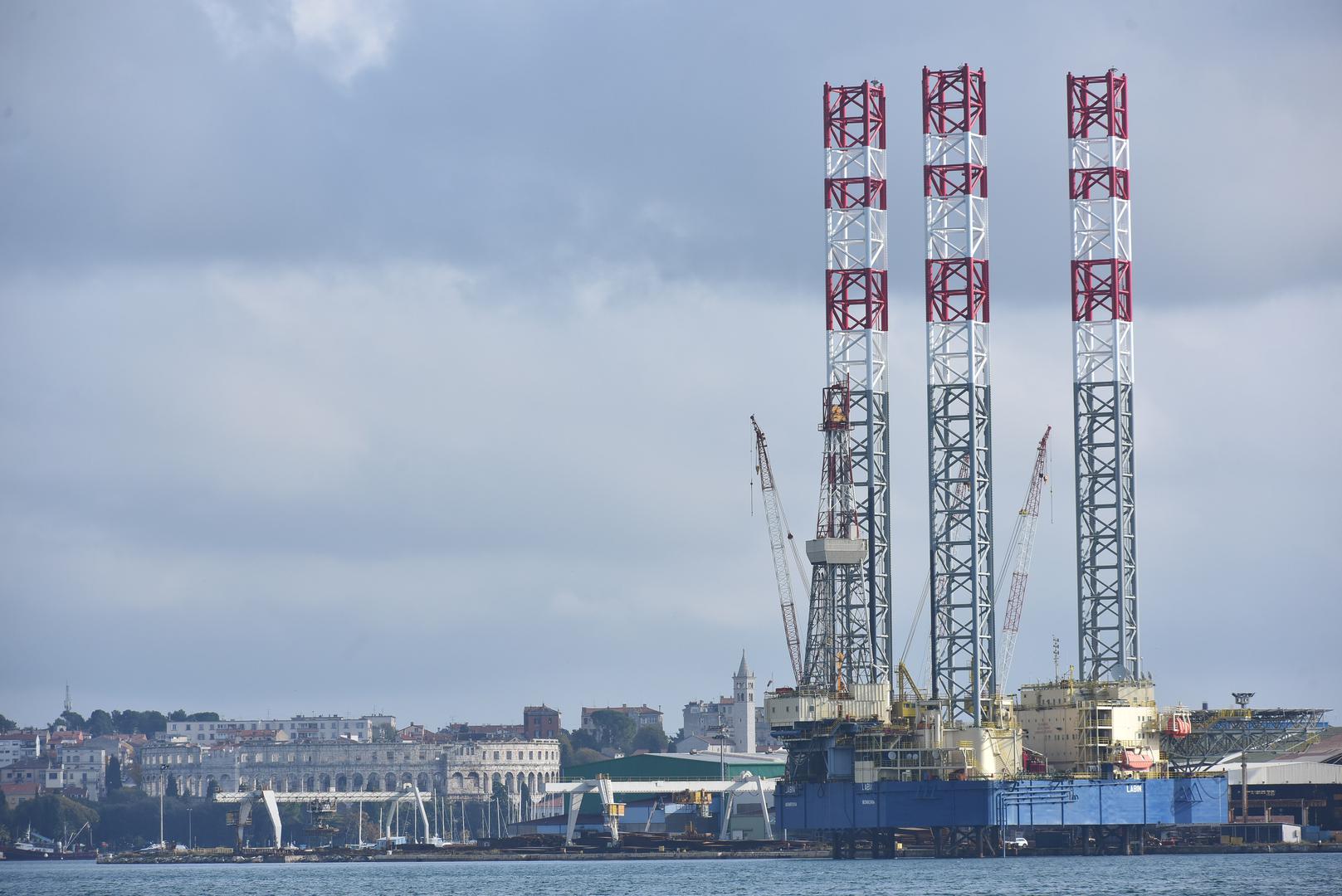 Iznadprosječne plaće bilježe i sektori financija i osiguranja, 1417 eura, proizvodnje, prijenosa i distribucije energije, nafte, vode i otpada, kao i građevinarstva, arhitekture i nekretnina, s po 1403 eura.