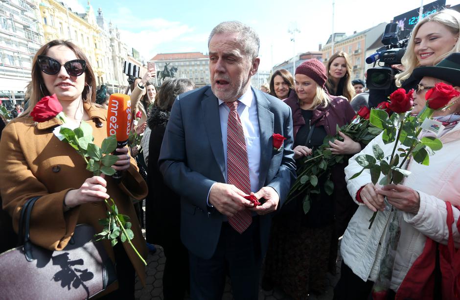 Bandić dijelio ruže povodom Dana žena