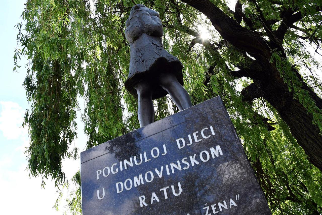 Slavonski Brod: Spomenik "Djevojčica" podignut u spomen na djecu koja su poginula tijekom Domovinskog rata