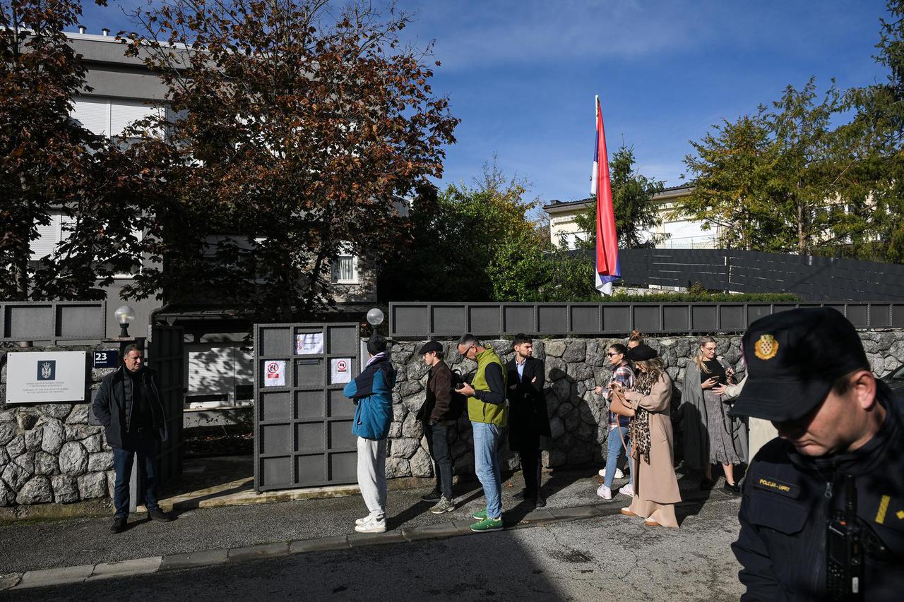 Zagreb: Red za glasanje ispred Veleposlanstva Republike Srbije u Hrvatskoj