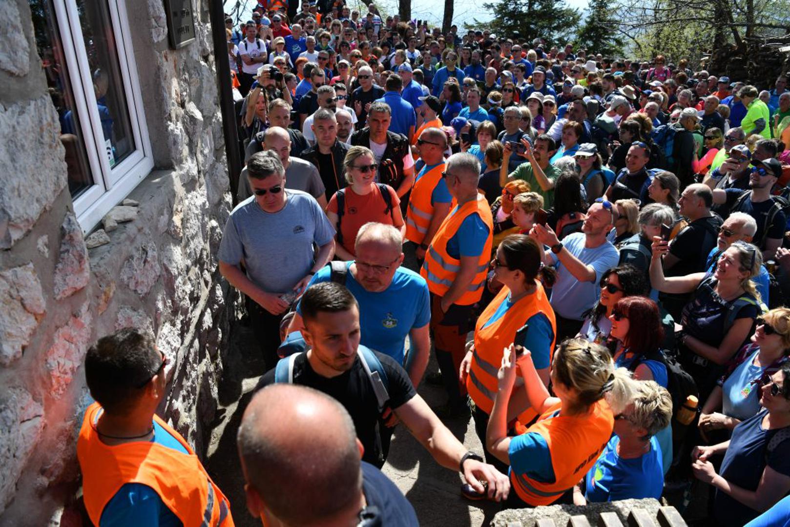 U pratnji predsjednika Milanovića na usponu do Planinarskog doma na Kleku bili su predsjednik Hrvatskog planinarskog društva "Klek" Zdenko Trninić i gradonačelnik Grada Ogulina Dalibor Domitrović te predstojnik Ureda predsjednika Orsat Miljenić.