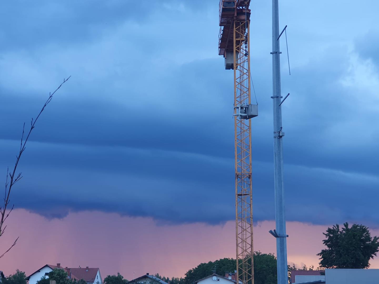 Čitatelji su zabilježili dolazak tamnih oblaka i nevremena iznad Preloga, gdje je oko 20.30 sati stigla kiša praćena oblacima.