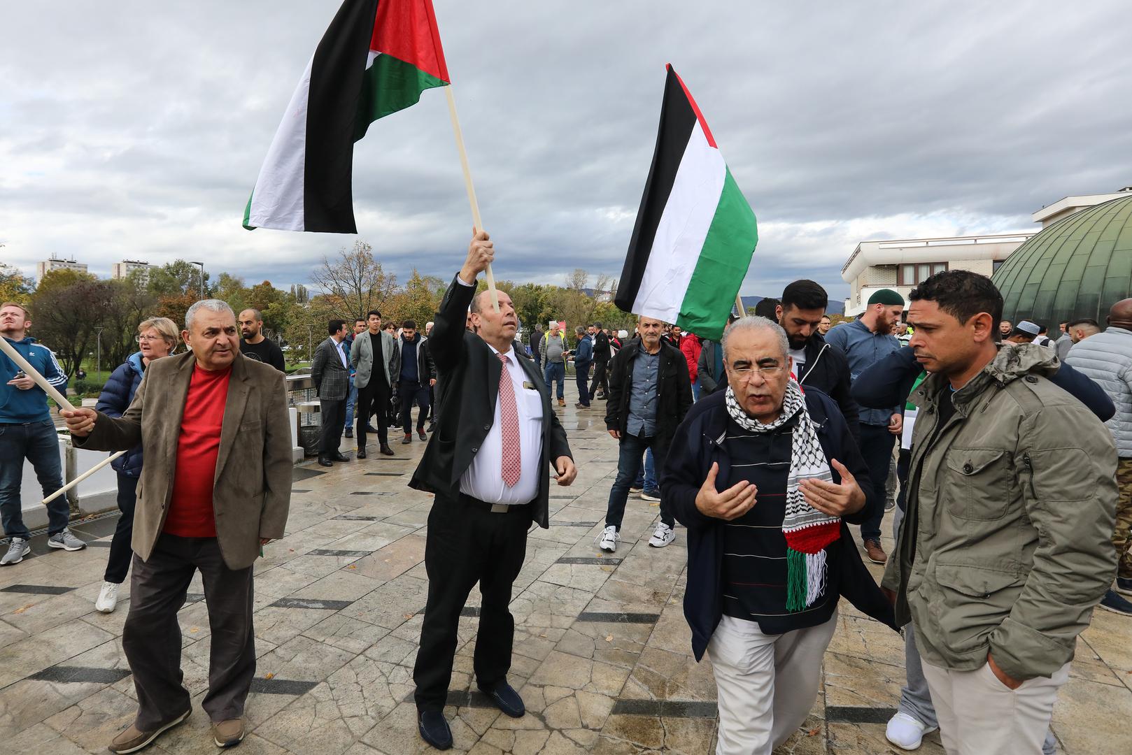 27.10.2023., Zagreb - U Islamskom centru u Zagrebu, sredisnjoj dzamiji Mesihata Islamske zajednice u Hrvatskoj, nakon podnevne molitve, odrzan je prosvjed i potpora palestinskom narodu i odrzana molitva za poginule u ratu s Izraelom. Photo: Robert Anic/PIXSELL