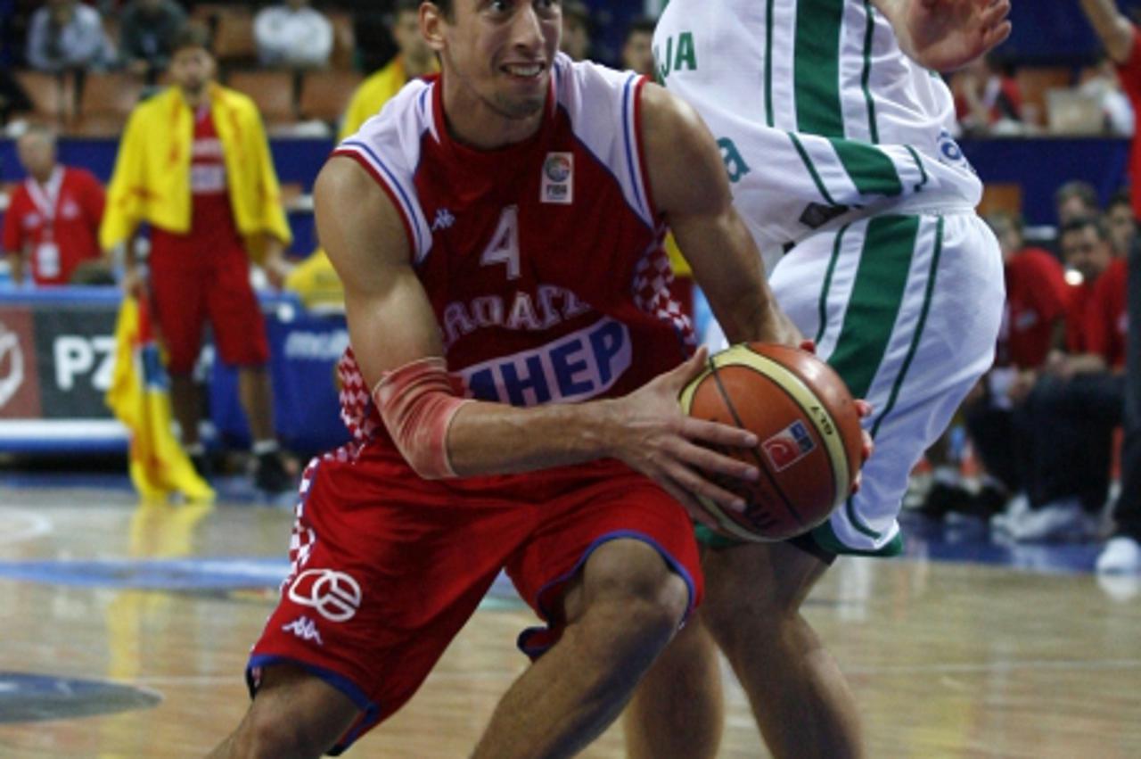 'Croatia\'s Roko-Leni Ukic (L) drives past Slovenia\'s Jaka Lakovic during their FIBA EuroBasket 2009 quarter-final basketball game in Katowice September 18, 2009. REUTERS/Ivan Milutinovic (POLAND SPO