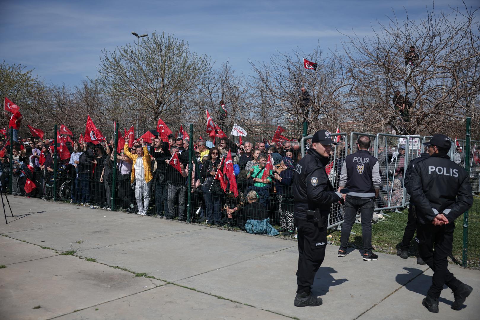 CHP je prošli vikend održao predizbore na kojima je izabrao Imamoglua za svog kandidata na idućim predsjedničkim izborima. Oni bi se po rasporedu trebali održati tek 2028., no republikanci žele prijevremeni izlazak na birališta tvrdeći da je vlast izgubila legitimitet. 
