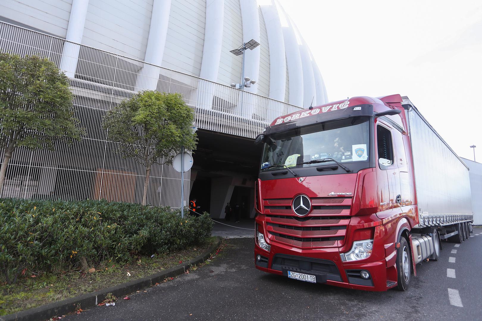 26.10.2020., Zagreb – Članovi civilne zaštite danas postavljaju krevete za oboljele u dvorani Arene Zagreb. Foto: Luka Stanzl/PIXSELL